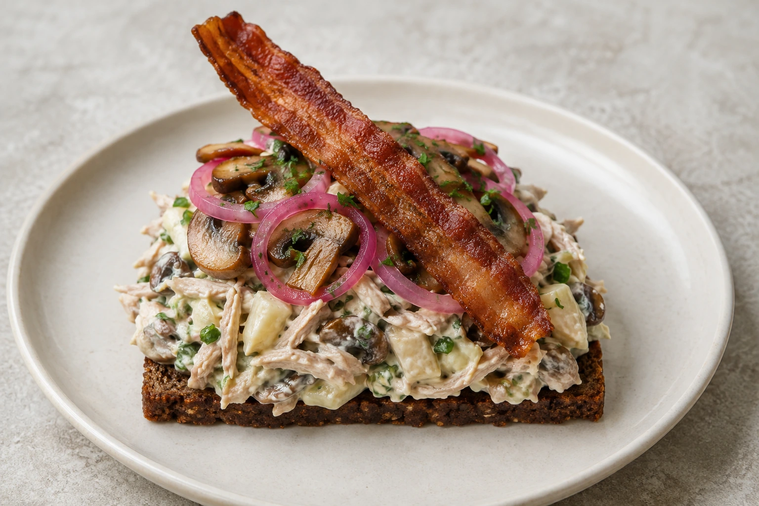 Hønsesalat-Smørrebrød mit Champignons, Speck und eingelegten roten Zwiebeln