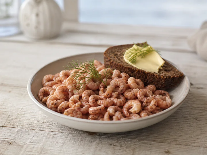Nordseekrabben mit Schwarzbrot, Butter und Dill