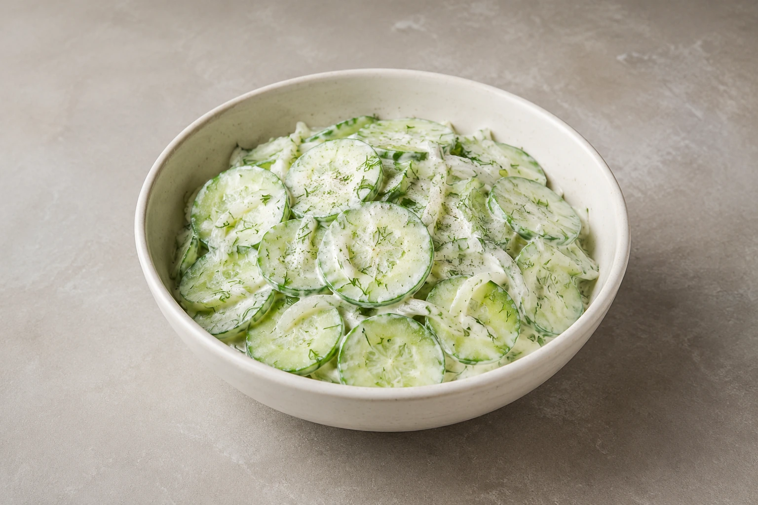 Gurkensalat mit saurer Sahne und Dill