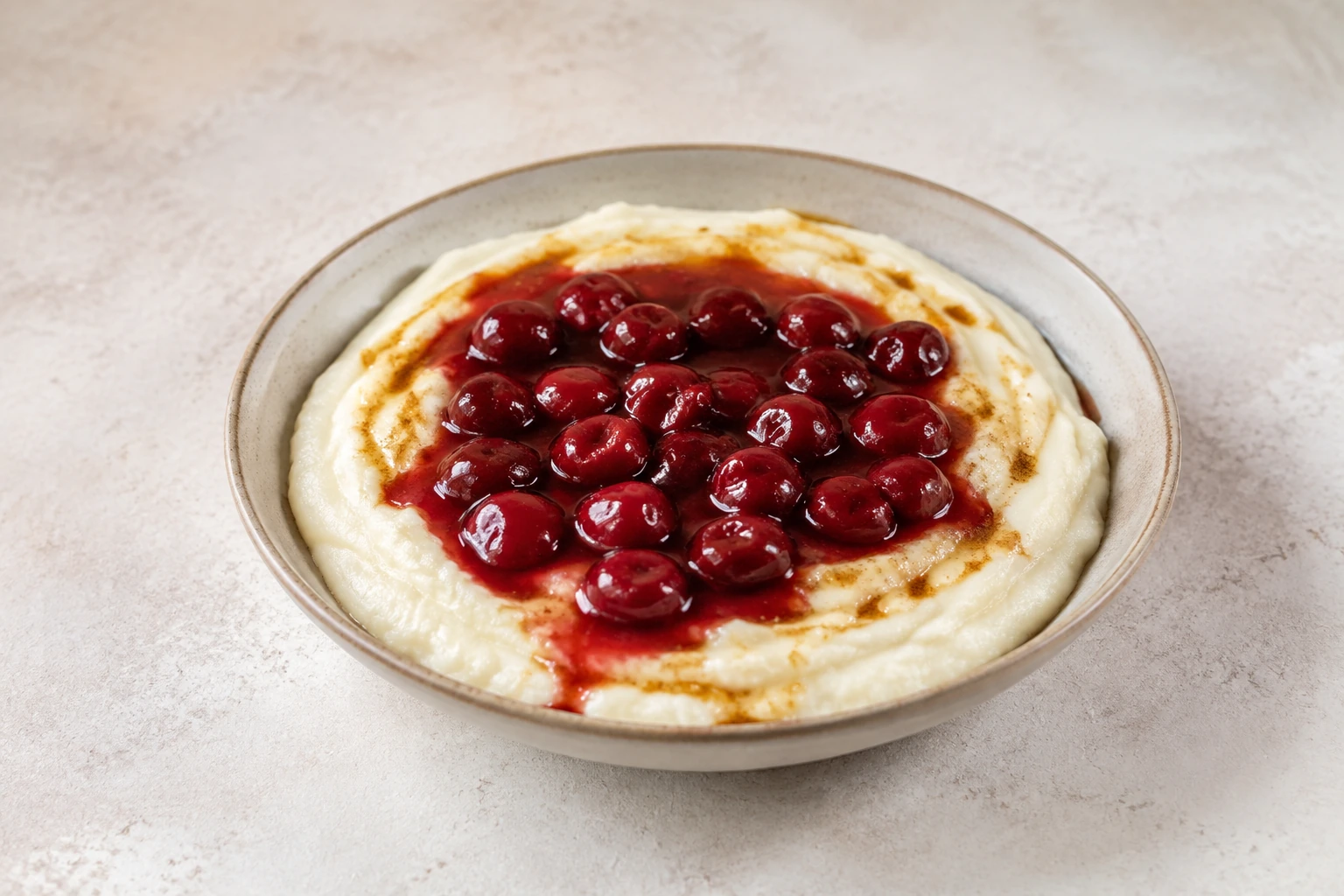 Grießbrei mit brauner Butter und heißen Kirschen